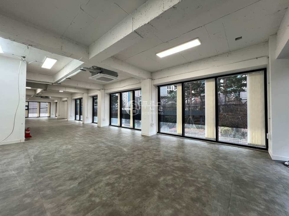 서울 강남구 논현동 경복아파트 사거리 채광좋고 깔끔한 사무실 월세 매물번호 10518 사진 2