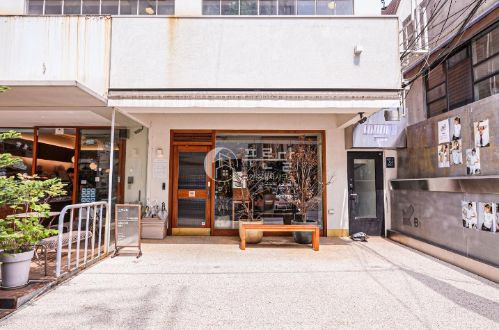 서울 강남구 신사동 세로수길 유동인구 많은 위치 1층 상가 월세 매물번호 10618 사진 1