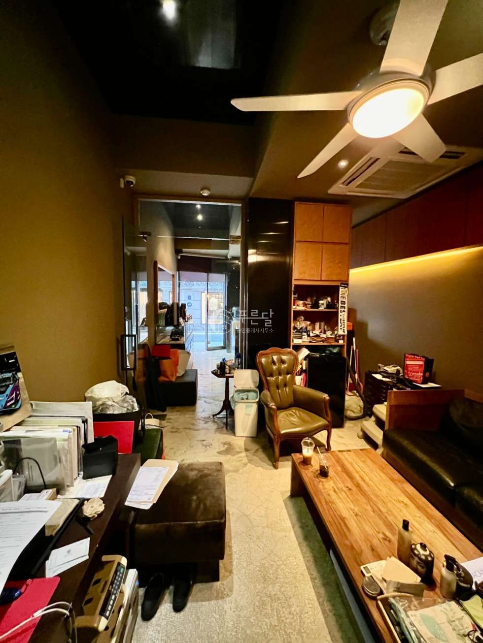 서울 강남구 신사동 압구정로데오 메인상권 노출 좋은 코너상가 월세 매물번호 10655 사진 1