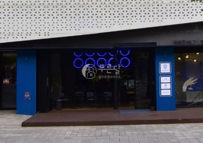 서울 강남구 신사동 압구정역 역세권 대로변 무권리 노출 좋은 1층 상가 월세 매물번호 10889 사진 1