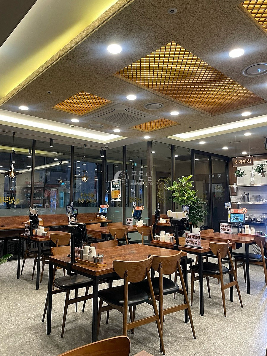 서울 강남구 역삼동 주건축물제1동 역삼역 메인골목 1층 전면 노출 최상 매출 좋은 입지 월세 매물번호 11210 사진 2