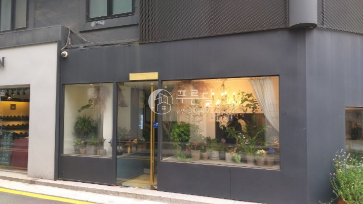 서울 강남구 신사동 압구정로데오 메인거리 코너 건물 상가 월세 매물번호 10136 사진 1