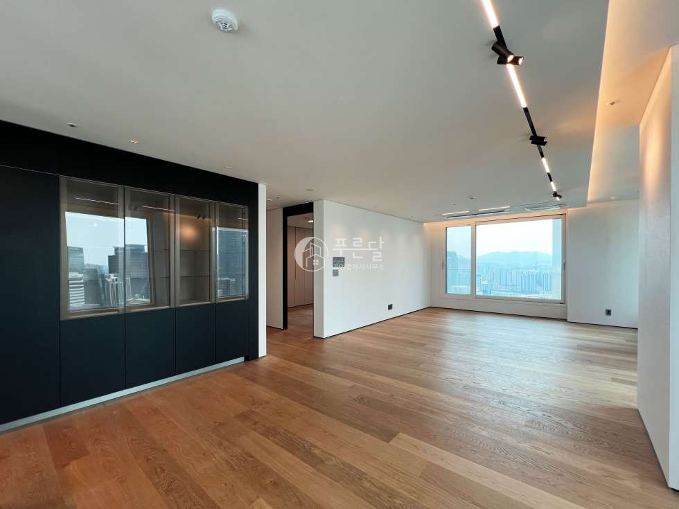 서울 영등포구 여의도동 공주택101동동 브라이튼 여의도 47 고층 한강뷰 3면 개방거실 분양 매물번호 12015 사진 5