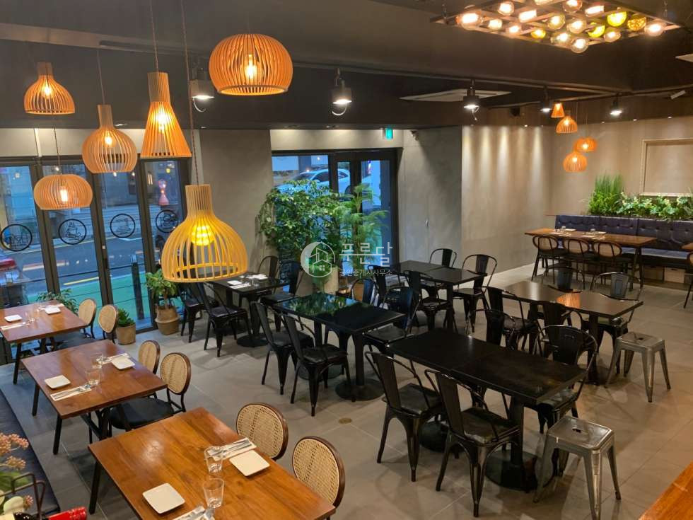 서울 강남구 신사동 압구정역 역세권 노출 아주 좋은 1층 상가 월세 매물번호 10156 사진 4